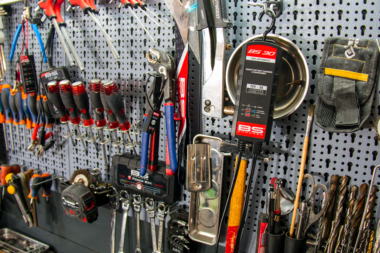 BS Battery BS 30 Battery Charger and Maintainer - 12V, 3A for Lead Acid and Lithium Batteries